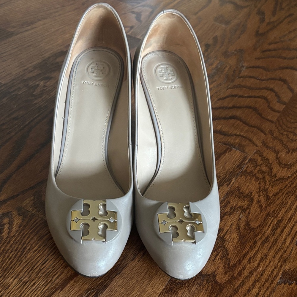 Tory Burch Women's Beige wedges with Gold Logo